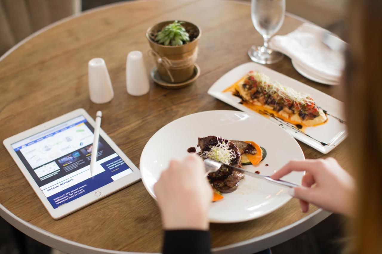 Hotel Las Americas Golden Tower Panama 외부 사진 A woman using a tablet while eating